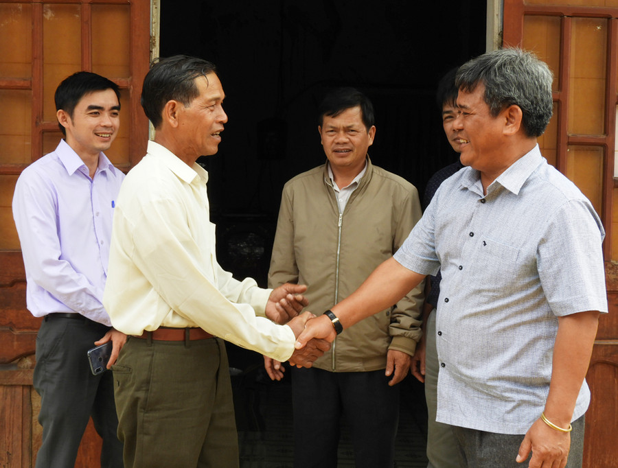 Chủ tịch Ủy ban MTTQ Việt Nam tỉnh Hồ Văn Điềm (bìa phải) nói chuyện động viên ông Y Thành-chức sắc tôn giáo, người có uy tín ở làng Kdung, xã Hà Ra, huyện Mang Yang (ảnh chụp trước tháng 4-2021). Ảnh: Thanh Nhật Chủ tịch Ủy ban MTTQ Việt Nam tỉnh Hồ Văn Điềm (bìa phải) nói chuyện động viên ông Y Thành-chức sắc tôn giáo, người có uy tín ở làng Kdung, xã Hà Ra, huyện Mang Yang (ảnh chụp trước tháng 4-2021). Ảnh: Thanh Nhật