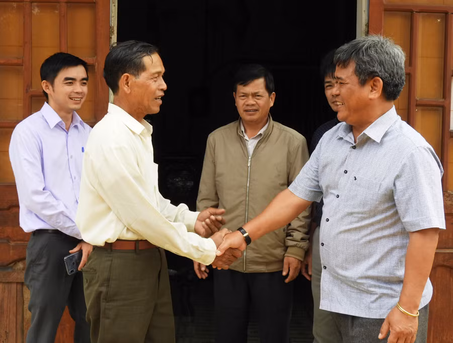  Chủ tịch Ủy ban MTTQ Việt Nam tỉnh Hồ Văn Điềm (bìa phải) nói chuyện động viên ông Y Thành-chức sắc tôn giáo, người có uy tín ở làng Kdung, xã Hà Ra, huyện Mang Yang (ảnh chụp trước tháng 4-2021). Ảnh: Thanh Nhật