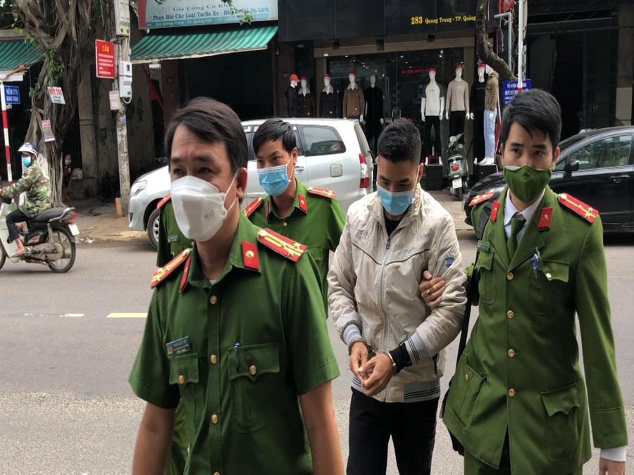Thượng tá Phạm Quốc Việt (đi đầu) cùng đồng đội bắt nghi phạm trộm tài sản. Ảnh: Công an H.Bình Sơn  Thượng tá Phạm Quốc Việt (đi đầu) cùng đồng đội bắt nghi phạm trộm tài sản. Ảnh: Công an H.Bình Sơn