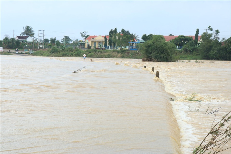 Mưa lũ nhấn chìm nhiều diện tích hoa màu của người dân Đắk Lắk, hàng trăm hộ phải đi sơ tán. Ảnh: B.T Mưa lũ nhấn chìm nhiều diện tích hoa màu của người dân Đắk Lắk, hàng trăm hộ phải đi sơ tán. Ảnh: B.T