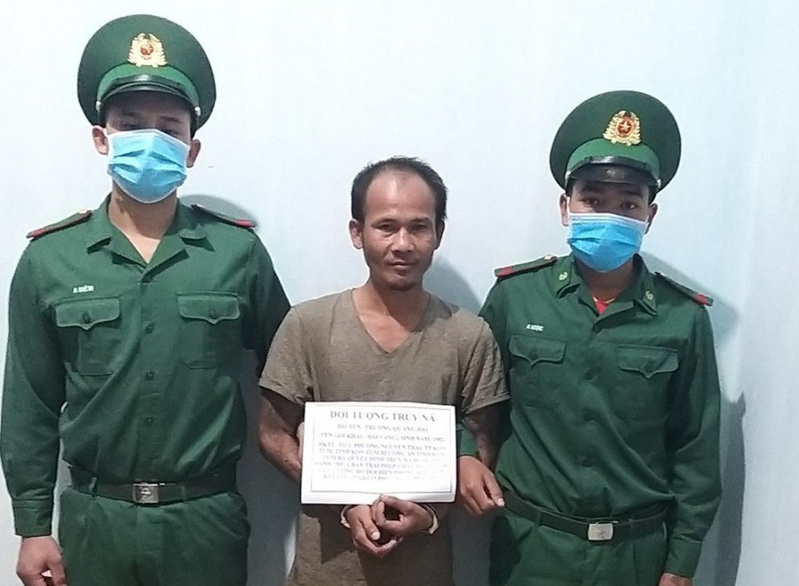 Đối tượng Trương Quang Đại (giữa) bị lực lượng chức năng bắt giữ. Ảnh: TTXVN phát