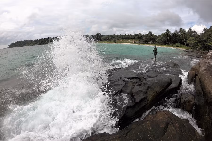 Mũi đá phía đông của đảo Hòn Từ