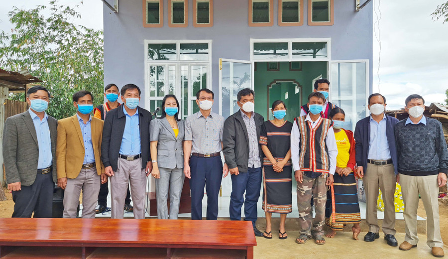 Bí thư Tỉnh ủy Hồ Văn Niên (thứ 7 từ trái sang) trao 2 căn nhà cho hộ nghèo tại TP. Pleiku. Ảnh: Bá Bính Bí thư Tỉnh ủy Hồ Văn Niên trao 2 căn nhà cho hộ nghèo tại TP. Pleiku. Ảnh: Bá Bính