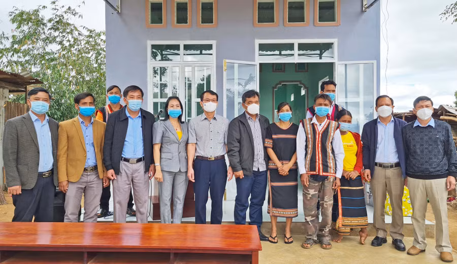 Bí thư Tỉnh ủy Hồ Văn Niên trao 2 căn nhà cho hộ nghèo tại TP. Pleiku. Ảnh: Bá Bính