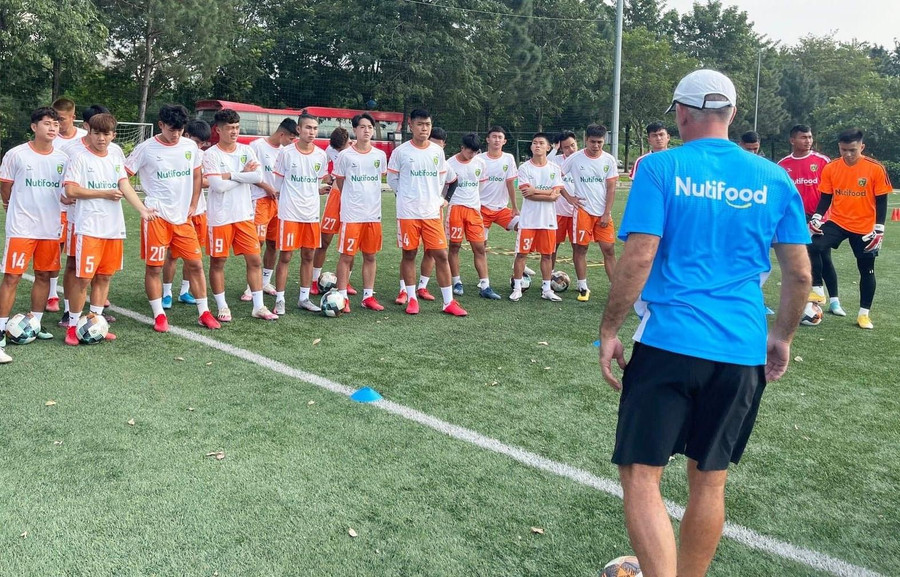 Thầy Giôm dặn dò toàn đội trước trận đấu-Ảnh: Nutifood Thầy Giôm dặn dò toàn đội trước trận đấu-Ảnh: Nutifood