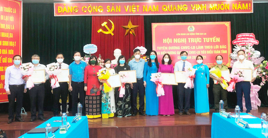 Liên đoàn Lao động tỉnh biểu dương gia đình công nhân-lao động tiêu biểu toàn tỉnh năm 2021. Ảnh: Đinh Yến