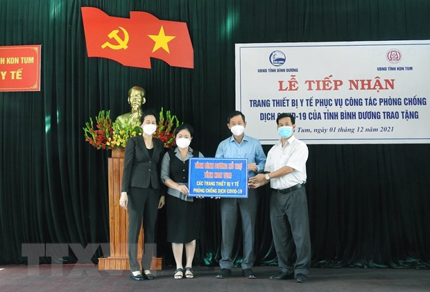 Giám đốc Sở Y tế tỉnh Kon Tum Võ Văn Thanh tiếp nhận trang thiết bị y tế hỗ trợ phòng, chống dịch COVID-19 được tỉnh Bình Dương trao tặng. Ảnh: Khoa Chương/TTXVN