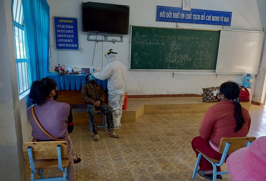 Lấy mẫu xét nghiệm Covid-19 cho học sinh và phụ huynh. Ảnh: Kim Cúc