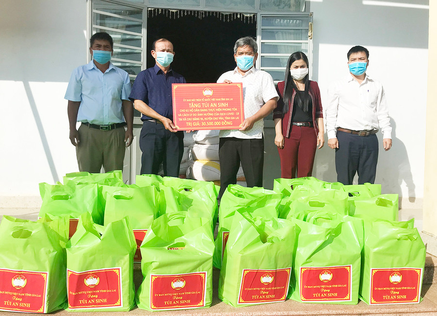  Chủ tịch Ủy ban MTTQ Việt Nam tỉnh Hồ Văn Điềm trao tặng túi an sinh cho các hộ có hoàn cảnh khó khăn tại xã Chư Đang Ya. Ảnh: Lê Đại