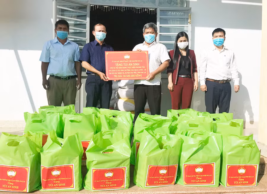  Chủ tịch Ủy ban MTTQ Việt Nam tỉnh Hồ Văn Điềm trao tặng túi an sinh cho các hộ có hoàn cảnh khó khăn tại xã Chư Đang Ya. Ảnh: Lê Đại