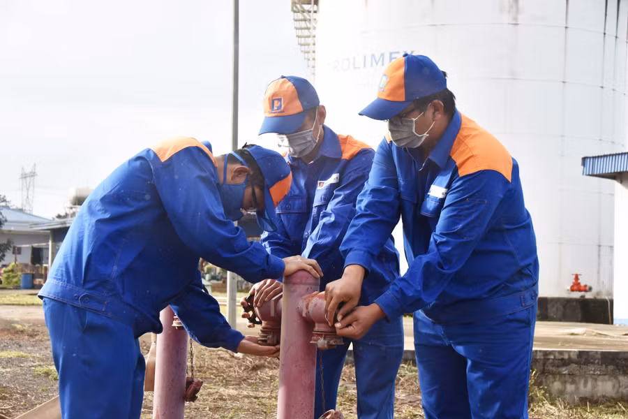 Sau khi phát hiện sự cố, lực lượng tại chỗ của Kho xăng dầu đã nhanh chóng cắt điện khu vực xảy ra sự cố; đem các vật dụng chữa cháy như bình, bao cát tiến vào đám cháy và làm mát các bể chứa. 