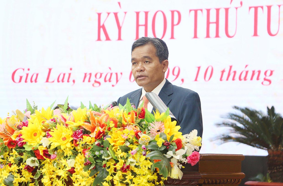 Chủ tịch HĐND tỉnh Hồ Văn Niên phát biểu tại kỳ họp. Ảnh: Tấn Thi