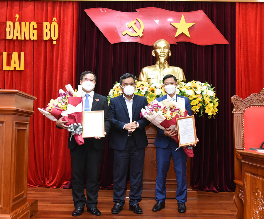 Bí thư Tỉnh ủy Hồ Văn Niên trao Quyết định của Ban Thường vụ Tỉnh ủy cho ông Võ Anh Tuấn và ông Nguyễn Minh Trưởng. Ảnh: Đức Thụy.