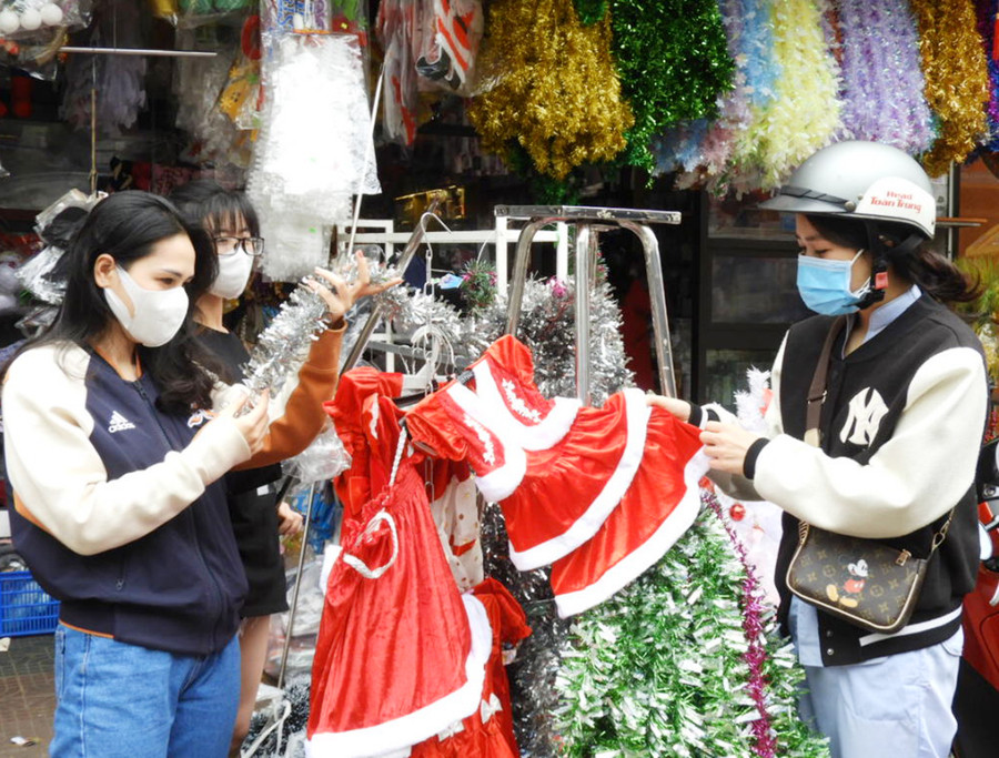 Người dân mua sắm các mặt hàng trang trí đón Giáng sinh. Ảnh: Thanh Nhật Người dân mua sắm các mặt hàng trang trí đón Giáng sinh. Ảnh: Thanh Nhật