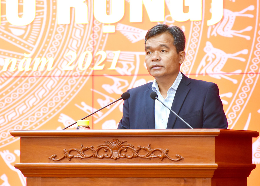  Đồng chí Hồ Văn Niên-Ủy viên Ban Chấp hành Trung ương Đảng, Bí thư Tỉnh ủy, Chủ tịch HĐND tỉnh phát biểu tại hội nghị. Ảnh: Đức Thụy