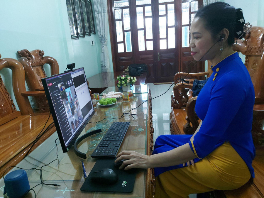 Một giáo viên tại Kon Tum dạy trực tuyến. Ảnh: Đức Nhật