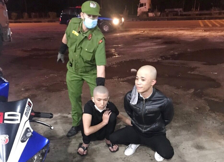 Lực lượng Cảnh sát 113 khống chế 2 đối tượng Nguyễn Lân Trường và Nguyễn Đức Duy. Ảnh: X.M Lực lượng Cảnh sát 113 khống chế 2 đối tượng Nguyễn Lân Trường và Nguyễn Đức Duy. Ảnh: X.M