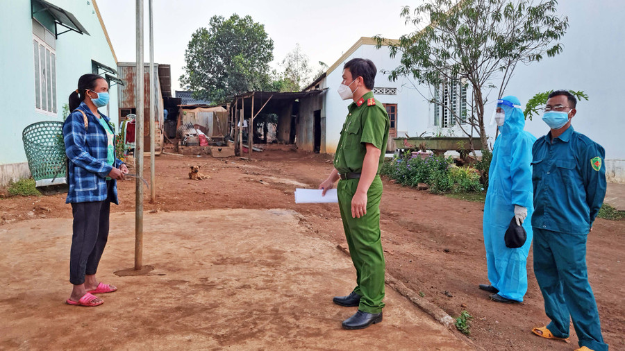 Lực lượng chức năng truy vết các trường hợp liên quan tới dịch Covid-19 tại làng Chuét 1 (phường Thắng Lợi, TP. Pleiku). Ảnh: Bá Bính