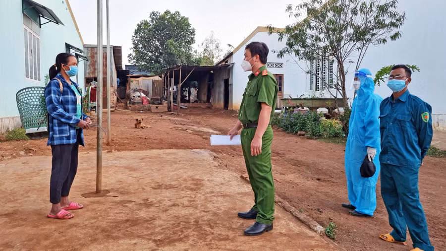 Lực lượng chức năng truy vết các trường hợp liên quan tới dịch Covid-19 tại làng Chuét 1 (phường Thắng Lợi, TP. Pleiku). Ảnh: Bá Bính