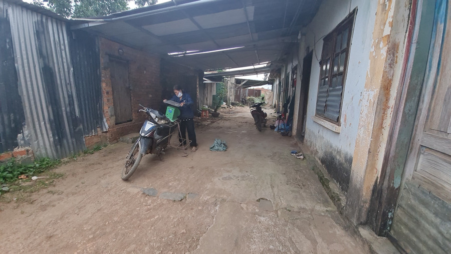 Người dân trong khu tập thể Công ty CP Bình Điền Lâm Đồng đã sinh sống và làm việc trên 30 năm. Ảnh: Văn Long.