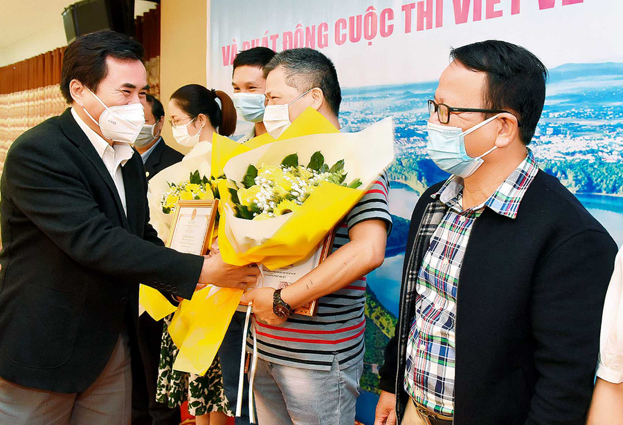  Ông Nguyễn Hữu Sung-Phó Chủ tịch UBND TP. Pleiku tặng bằng khen của UBND TP. Pleiku cho các tác giả. Ảnh: Đức Thụy