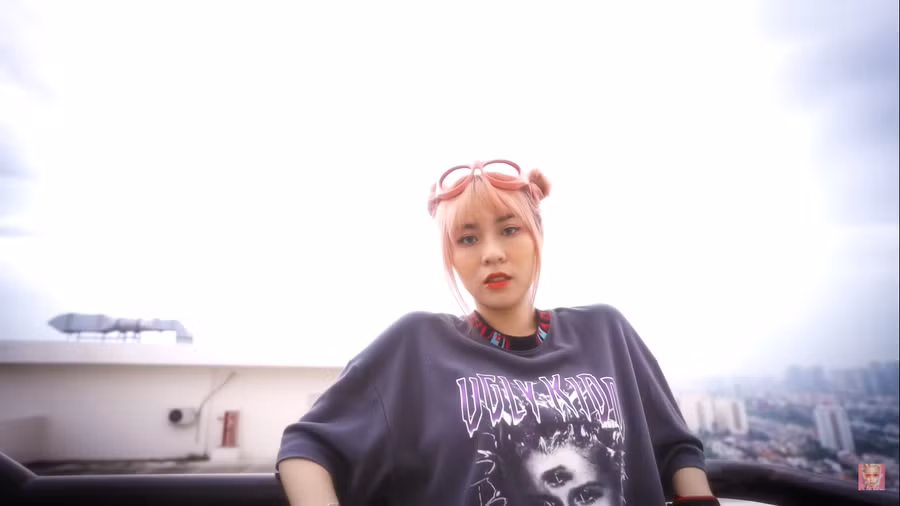 Bộ cánh thứ 3 có lẽ là hình ảnh quen thuộc nhất của người đẹp trong mắt người hâm mộ khi cô hóa thân thành một nhân vật trong game với áo thun năng động và chiếc quần 2 cạp độc đáo.