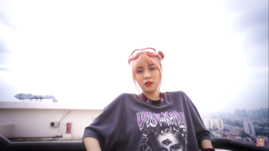 Bộ cánh thứ 3 có lẽ là hình ảnh quen thuộc nhất của người đẹp trong mắt người hâm mộ khi cô hóa thân thành một nhân vật trong game với áo thun năng động và chiếc quần 2 cạp độc đáo.