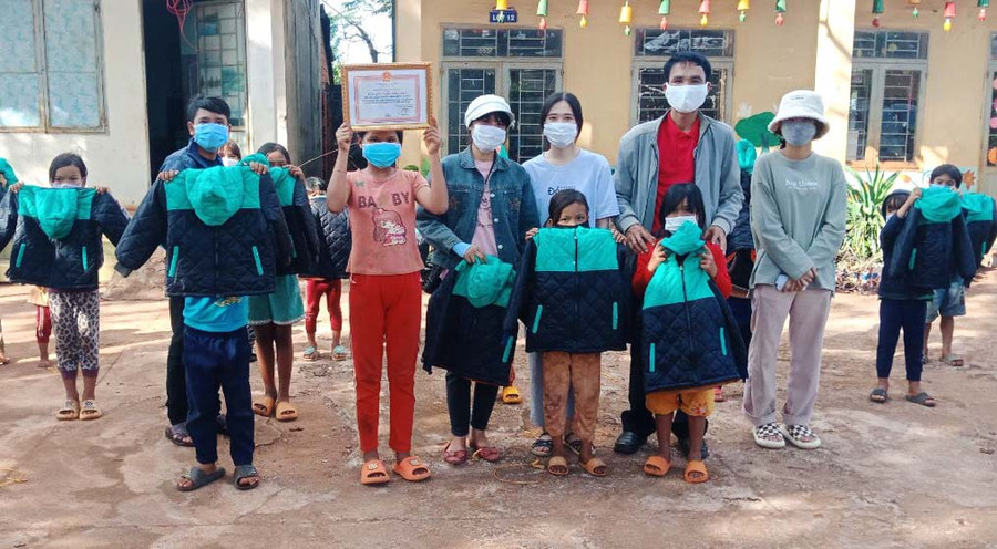 Tặng áo ấm cho HS dân tộc thiểu số nghèo, khó khăn trường Tiểu học Nguyễn Văn Trỗi, xã Ia Phang, huyện Chư Pưh. Ảnh: Hồng Ngọc