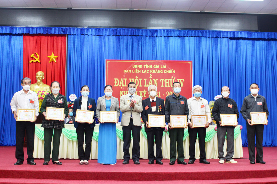 Ông Đoàn Minh Phụng (thứ 5 từ trái qua)-Trưởng ban Liên lạc kháng chiến tỉnh khóa III tặng giấy khen cho các cá nhân có thành tích trong phong trào xây dựng và phát triển Ban..jpg