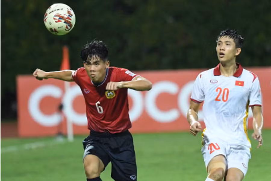 Phan Văn Đức bền bỉ lên công về thủ trong màu áo tuyển Việt Nam. Ảnh: VFF