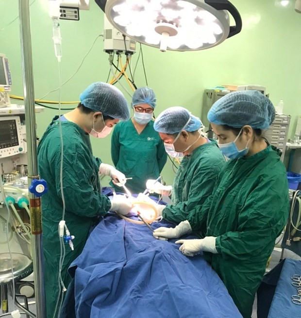 Các bác sỹ phẫu thuật cắt bỏ khối u nặng hơn 1kg khỏi cơ thể bệnh nhi mới 10 ngày tuổi. Ảnh: PV/Vietnam+ Các bác sỹ phẫu thuật cắt bỏ khối u nặng hơn 1kg khỏi cơ thể bệnh nhi mới 10 ngày tuổi. Ảnh: PV/Vietnam+
