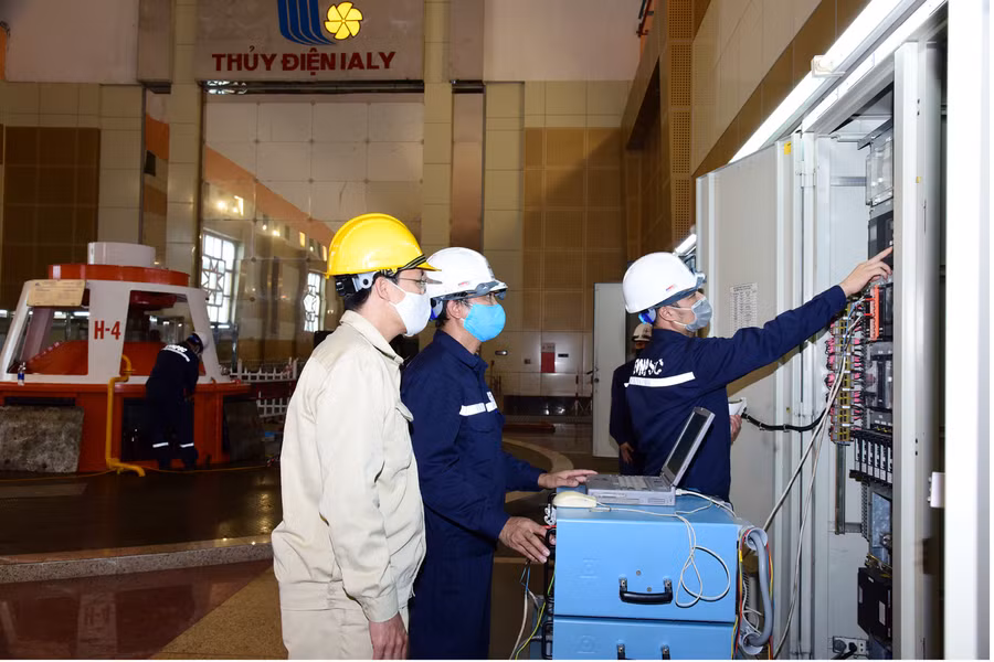 Công nhân Công ty Thủy điện Ia Ly kiểm tra công tác an toàn thiết bị. Ảnh: Đinh Yến