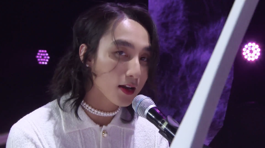 Sơn Tùng M-TP gây xôn xao với diện mạo khác lạ. Anh để tóc dài ngang vai, đeo vòng cổ ngọc trai cùng bộ cánh ton-sur-ton. Ảnh: Chụp màn hình