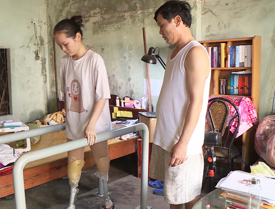 Em Hà Thị Thùy Dương tập đi trên đôi chân giả để chuẩn bị vào TP. Hồ Chí Minh học đại học. Ảnh: Ngô Thu