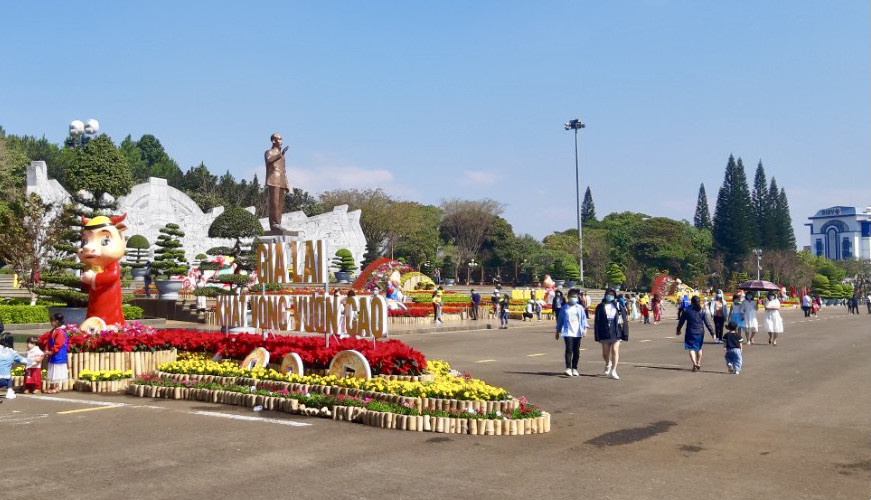 Người dân du xuân tại Quảng trường Đại Đoàn Kết (TP. Pleiku). Ảnh: Lam Nguyên