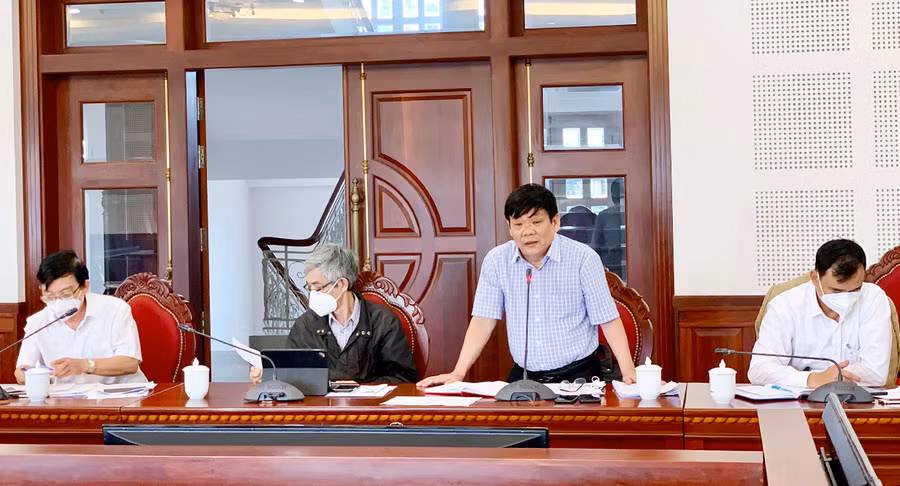  Ông Hồ Ngọc Gia-Giám đốc Trung tâm Kiểm soát bệnh tật tỉnh báo cáo công tác tiêm chủng. Ảnh: Như Nguyện