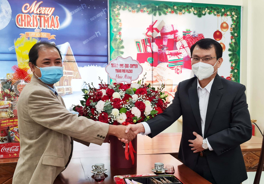 Bí thư Thành ủy Trịnh Duy Thuân thăm, chúc mừng giáng sinh giáo xứ Đức An. Ảnh: Bá Bính