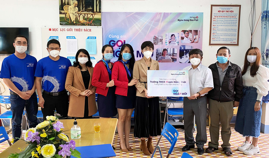 Giám đốc chi nhánh Ngân hàng Bản Việt Gia Lai trao tặng 5 bộ máy tính bàn cho Trường THCS Phạm Hồng Thái, TP. Pleiku. Ảnh: Đức Thành