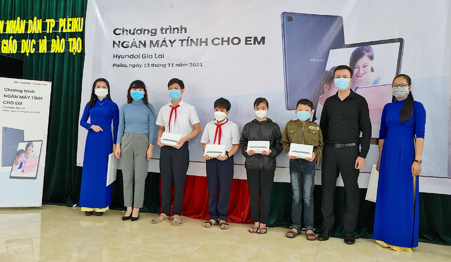  Hưởng ứng Chương trình “Sóng và máy tính cho em”, Công ty Huynhdai Gia Lai đã hỗ trợ 15 máy tính bảng (trị giá 60 triệu đồng) cho học sinh có hoàn cảnh khó khăn trên địa bàn TP. Pleiku. Ảnh: Mộc Trà