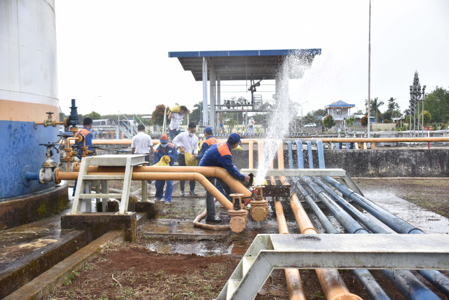 Lực lượng tại chỗ phối hợp với lực lượng Phòng cháy chữa cháy và Cứu nạn cứu hộ sử dụng các trụ nước chữa cháy xung quanh khu vực bể chứa để dập tắt đám cháy, chống cháy lan.