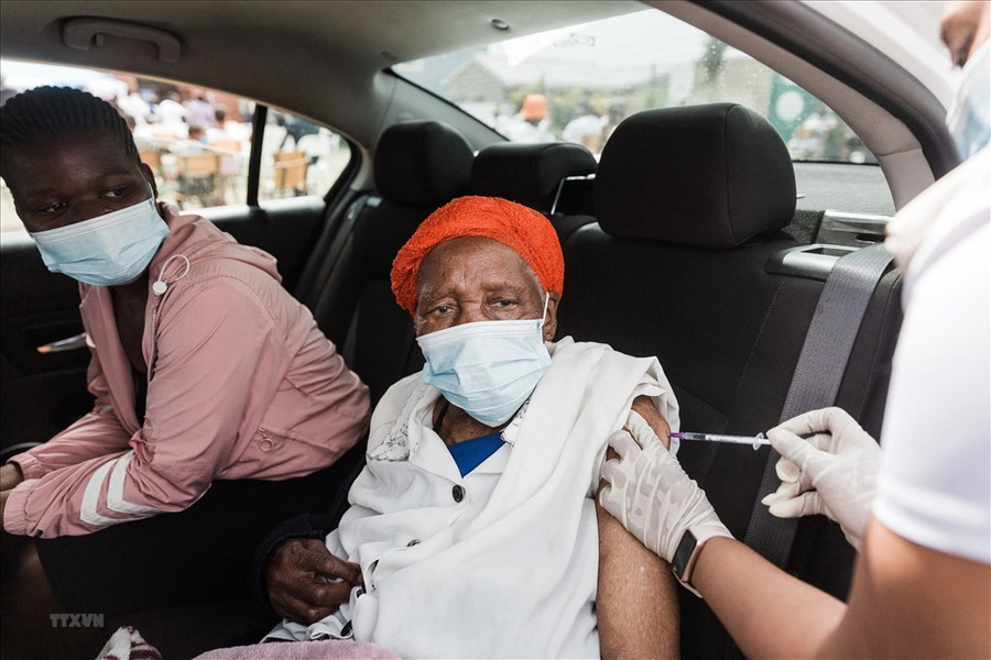 Tiêm vaccine COVID-19 ở thị trấn Bhambri, phía Bắc Durban, Nam Phi. Ảnh: AFP Tiêm vaccine COVID-19 ở thị trấn Bhambri, phía Bắc Durban, Nam Phi. Ảnh: AFP