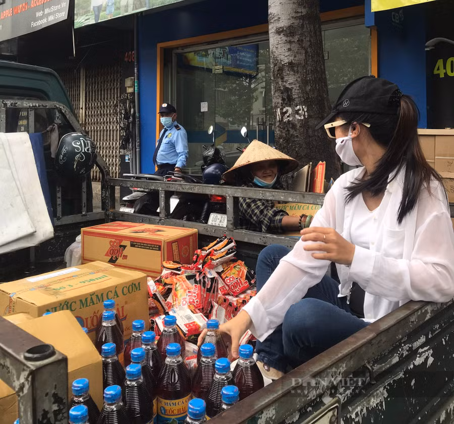 Cô giáo Trúc Ly trong một chuyến đi biếu thực phẩm thiết yếu cho bà con nghèo. Ảnh: NVCC