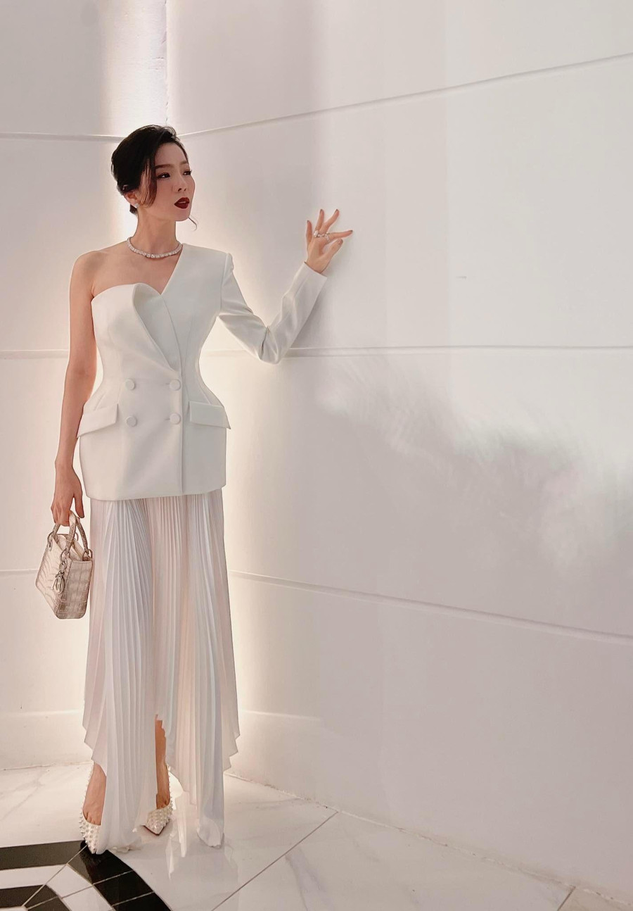 Trước khi góp mặt tại buổi tiệc này, giọng ca Giấc mơ có thật đã chuẩn bị kĩ lưỡng từ khâu trang điểm đến lựa chọn trang phục. Trên Instagram Story, cô cũng thể hiện tâm trạng háo hức khi lần đầu được đứng trên sân khấu sau thời gian dài "chôn chân" ở nhà. Ảnh: NVCC Trước khi góp mặt tại buổi tiệc này, giọng ca Giấc mơ có thật đã chuẩn bị kĩ lưỡng từ khâu trang điểm đến lựa chọn trang phục. Trên Instagram Story, cô cũng thể hiện tâm trạng háo hức khi lần đầu được đứng trên sân khấu sau thời gian dài