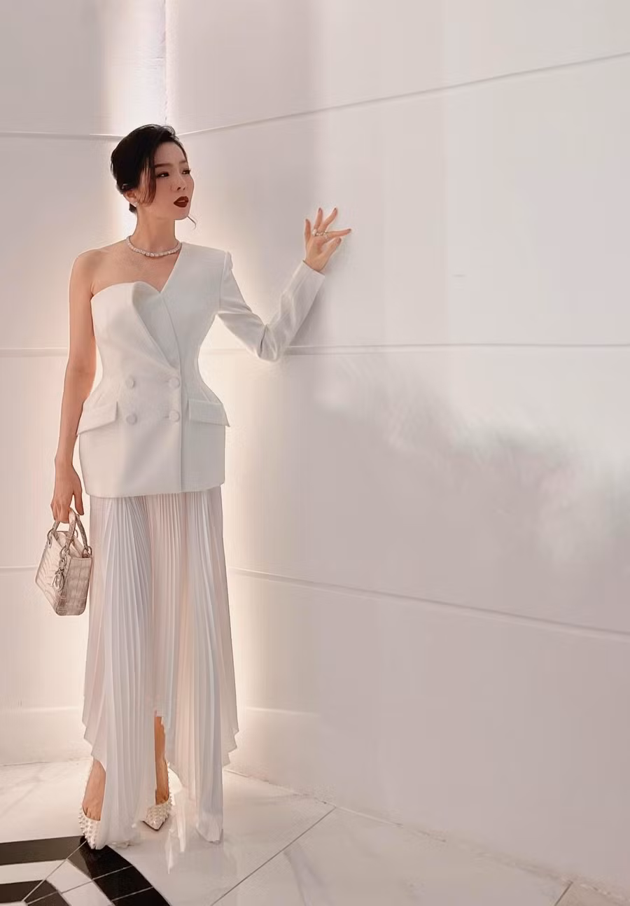 Trước khi góp mặt tại buổi tiệc này, giọng ca Giấc mơ có thật đã chuẩn bị kĩ lưỡng từ khâu trang điểm đến lựa chọn trang phục. Trên Instagram Story, cô cũng thể hiện tâm trạng háo hức khi lần đầu được đứng trên sân khấu sau thời gian dài 