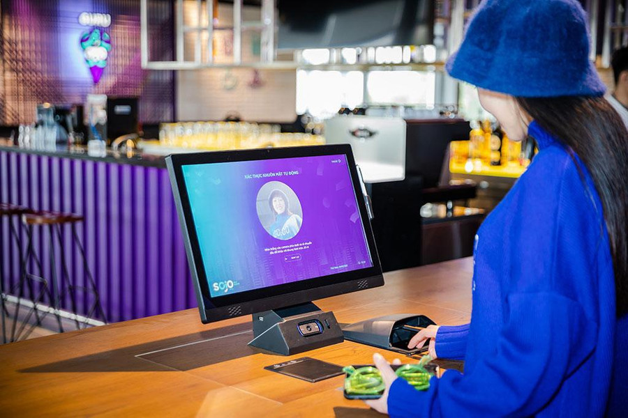 Check-in khách sạn theo xu hướng du lịch không chạm, khách làm thủ tục nhận và trả phòng trên máy, không cần lễ tân