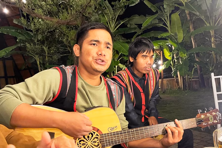  Anh Rcom Mar Tin và Ksor Y Tới trong một buổi diễn. Ảnh: Phương Duyên