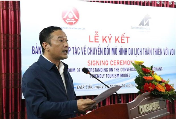 Ông Y Giang Gry Niê Knơng, Phó Chủ tịch Ủy ban Nhân dân tỉnh Đắk Lắk phát biểu tại lễ ký kết. Ảnh: Tuấn Anh/TTXVN