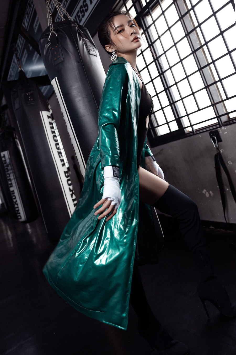 “Hà học được rất nhiều bài học giá trị từ boxing như là sự bình tĩnh, lòng dũng cảm và khả năng xử lý tình huống. Trước đây, Hà thường xuyên đối diện với cảm xúc tiêu cực khi rảnh rỗi. Sự tiếp lửa tinh thần từ huấn luyện viên không cho phép Hà bỏ cuộc dù gặp nhiều chấn thương. Bộ môn này đã thay đổi tư duy và suy nghĩ của Hà rất nhiều”, Cao Thái Hà chia sẻ. Ảnh: NVCC