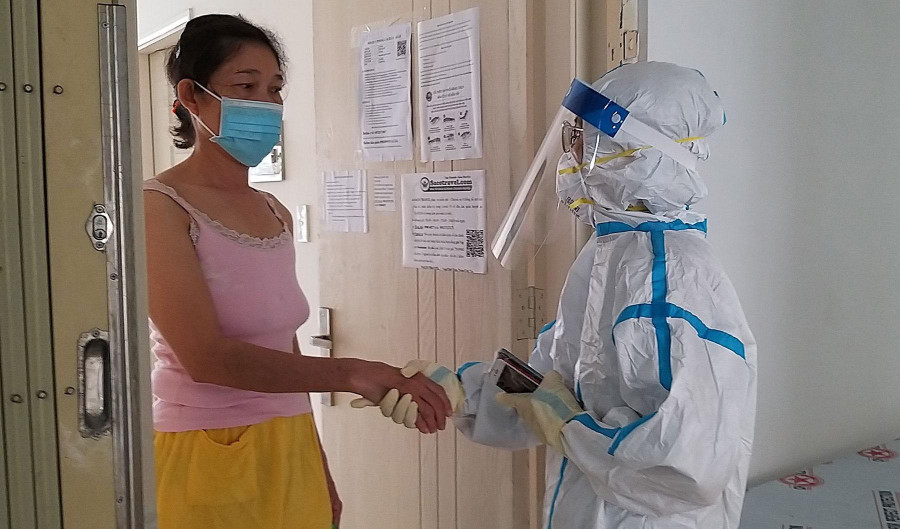 Chị Trương Thị Hồng Hà hỗ trợ tâm lý cho bệnh nhân Covid-19. Ảnh: Như Lịch  Chị Trương Thị Hồng Hà hỗ trợ tâm lý cho bệnh nhân Covid-19. Ảnh: Như Lịch