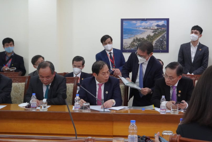 Ông Trần Bá Dương tự tay đi phát kế hoạch phát triển của THAGRICO tại buổi gặp mặt Ông Trần Bá Dương tự tay đi phát kế hoạch phát triển của THAGRICO tại buổi gặp mặt